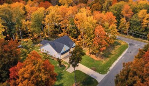 Ein Wohngebiet mit einem Haus, umgeben von Bäumen mit Herbstlaub.