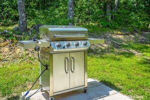 Backyard grill ready for your favorite cookout menu - Cloudland Summit | Hot Tub + Grill | Dog Friendly (Rising Fawn)