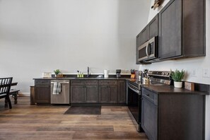 House 6 - Kitchen with full-size appliances - Alpine A-Frames | 6 Luxe Cabins | Sleeps 60! (Rossville)