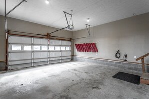 Garage EV charger for your next adventure - Lake Hills Landing | Family Friendly+Hot Tub+EV (Trenton)