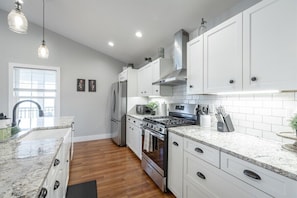 Upstairs apartment: Let your inner chef take over - Hemlock Hill | Large Home | Mtn Views | Sleeps 23! (Rossville)