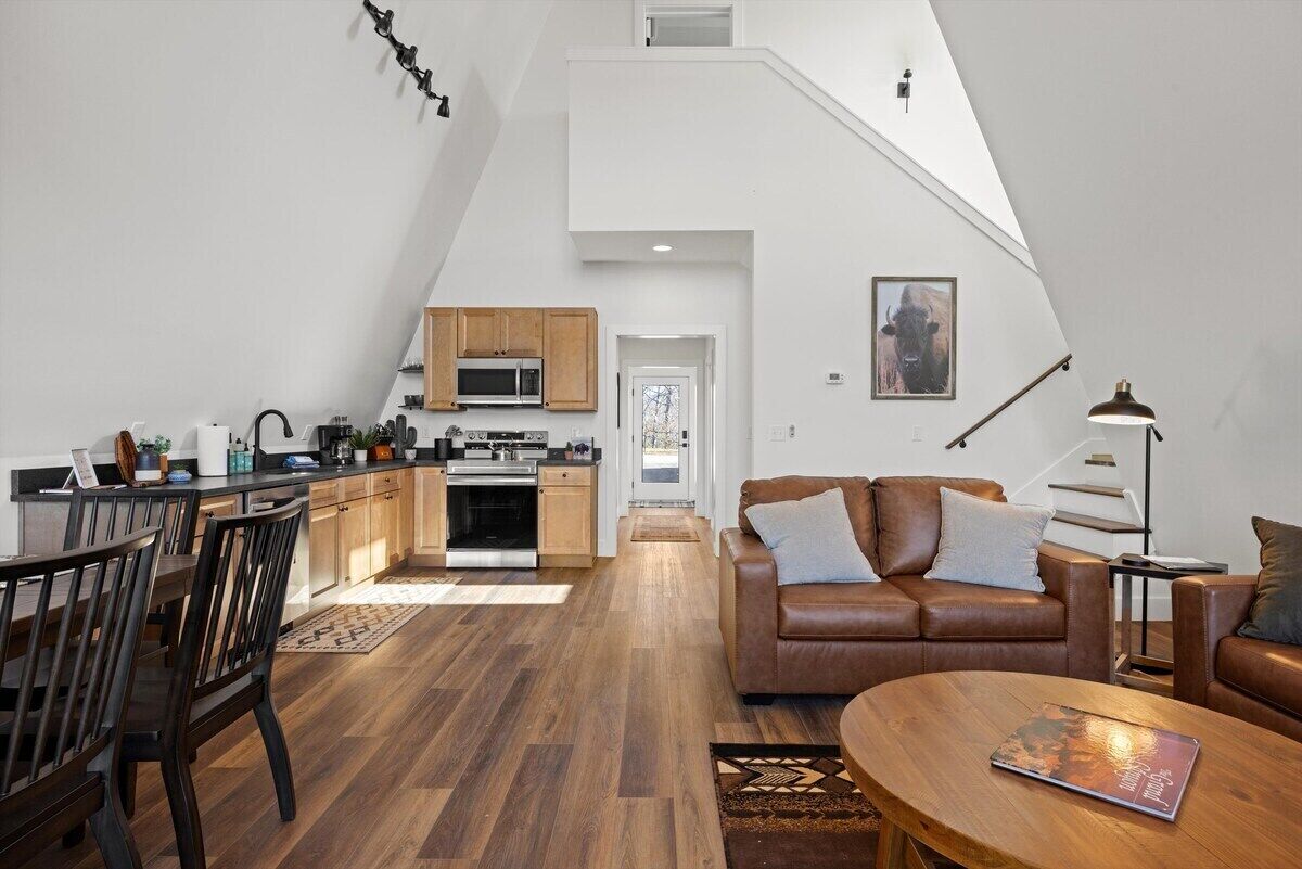 Un apartamento tipo loft moderno con cocina, comedor y sala de estar.