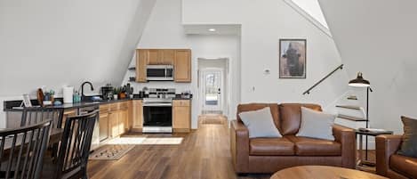 Un apartamento tipo loft moderno con cocina, comedor y sala de estar.