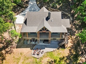 A two-story lodge with a covered patio and outdoor seating area. - Emerald Lodge | Epic Mtn Cabin | Hot Tub + Views (South Pittsburg)