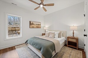 First downstairs queen bedroom - Emerald Lodge | Epic Mtn Cabin | Hot Tub + Views (South Pittsburg)