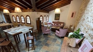 Un coin repas avec une table mise pour le repas, un canapé et un vase décoratif.