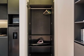 Eine moderne Küche mit integriertem Wasserspender, einer Mikrowelle und einem Edelstahlkühlschrank.
