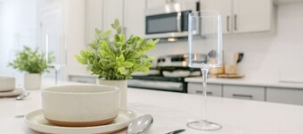 Peaceful 1BR Stay - Pool & Gym Access 