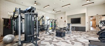 Peaceful 1BR Stay - Pool & Gym Access