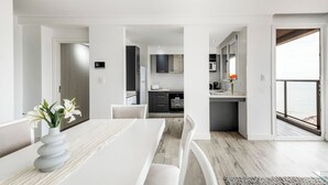Un interno moderno con zona pranzo, cucina e vista all'esterno.