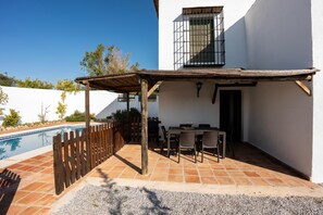 A patio with a pool, outdoor furniture, and a pergola. - Casas de Cantoblaco (Benamargosa)