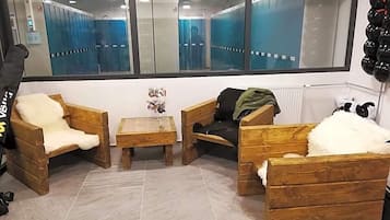 Una habitación con muebles de madera, un espejo y vista a un pasillo azul.