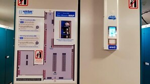 Mapa de esquí con instrucciones de funcionamiento y un cartel de sala de esquí.
