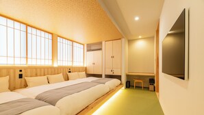 Un dormitorio moderno con una cama grande, cabecera de madera y una zona de escritorio.