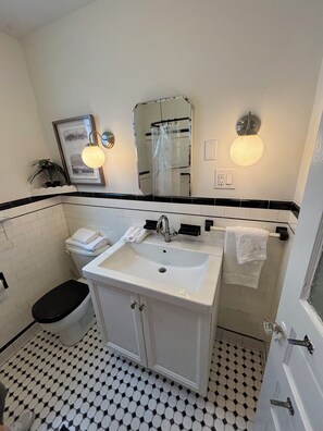 Bathroom - The Tree House, Authentic South Philly Rowhome (Philadelphia)