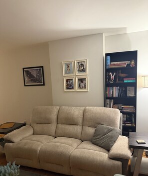 Living area - The Tree House, Authentic South Philly Rowhome (Philadelphia)