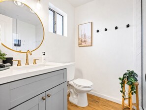 Shower, hair dryer, towels, soap - Old Town 5 Min, Heated Pool & Spa & Putting Green (Scottsdale)