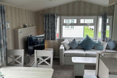 Caravan Sleeps 8 with Sea Views and Parking