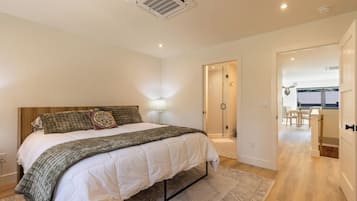 Une chambre à coucher avec un lit, une lampe de chevet et un dressing.