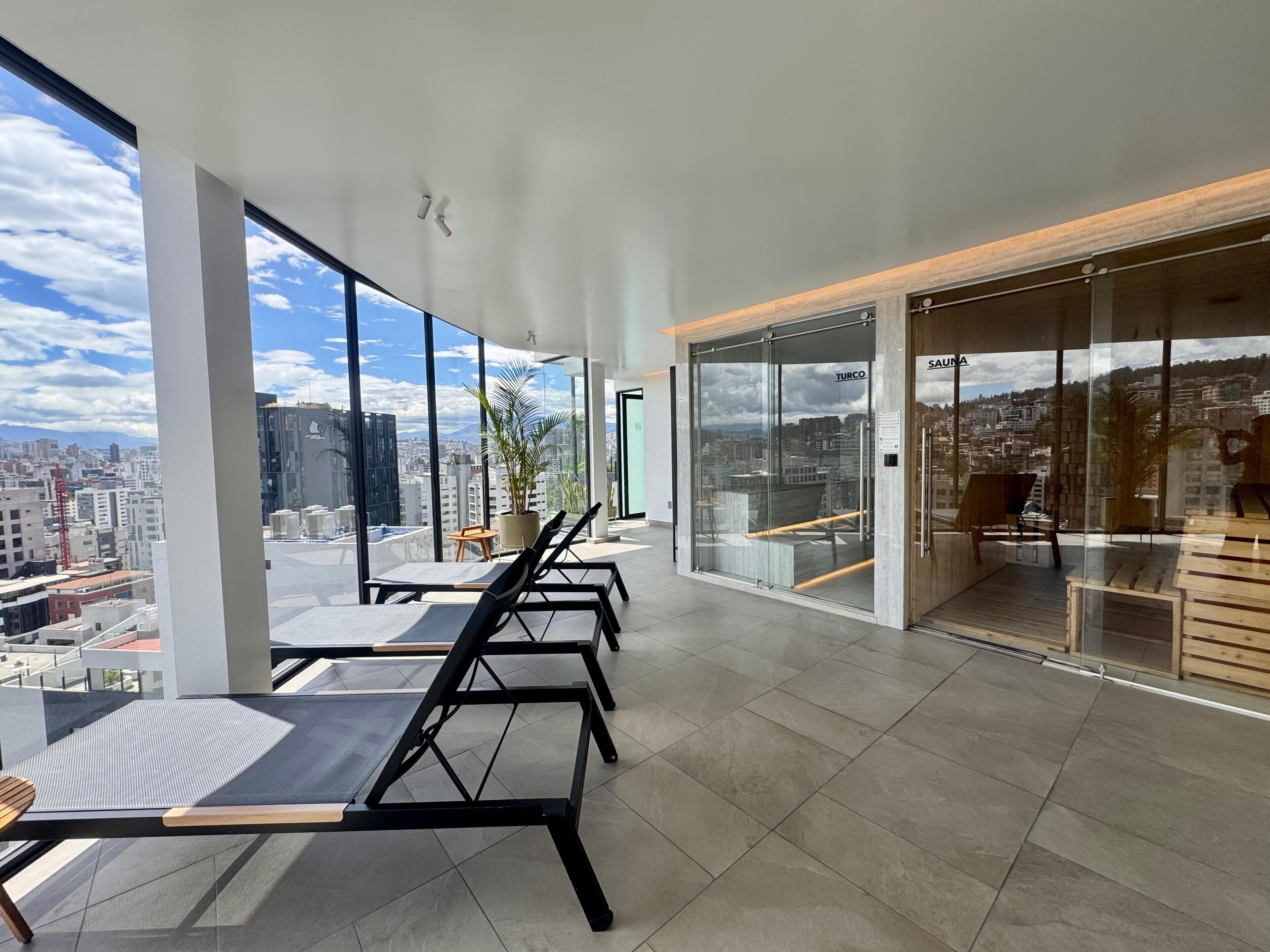 Un intérieur moderne avec de grandes fenêtres, un espace salon avec des tables et une vue sur la ville.