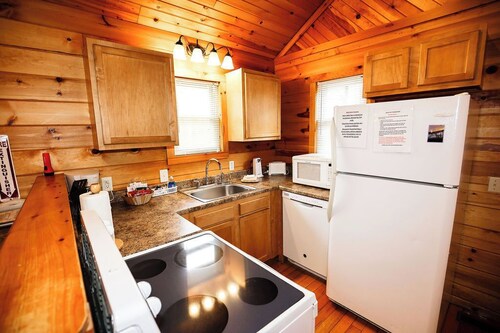 1 Bedroom 1 Bath Cabin with hot tub (Beaver, WV)