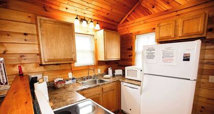 1 Bedroom 1 Bath Cabin with hot tub (Beaver, WV)