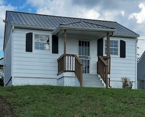 Exterior - Stylish Nashville Getaway Near Downtown – Comfort, Convenience & Southern Charm! (Nashville)
