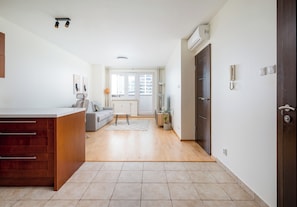 Un appartement moderne comprenant une cuisine, un espace de vie et un balcon.