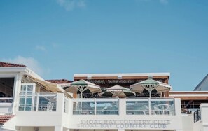 Un bâtiment sur lequel on peut lire l’inscription : « Shoal Bay Country Club ».