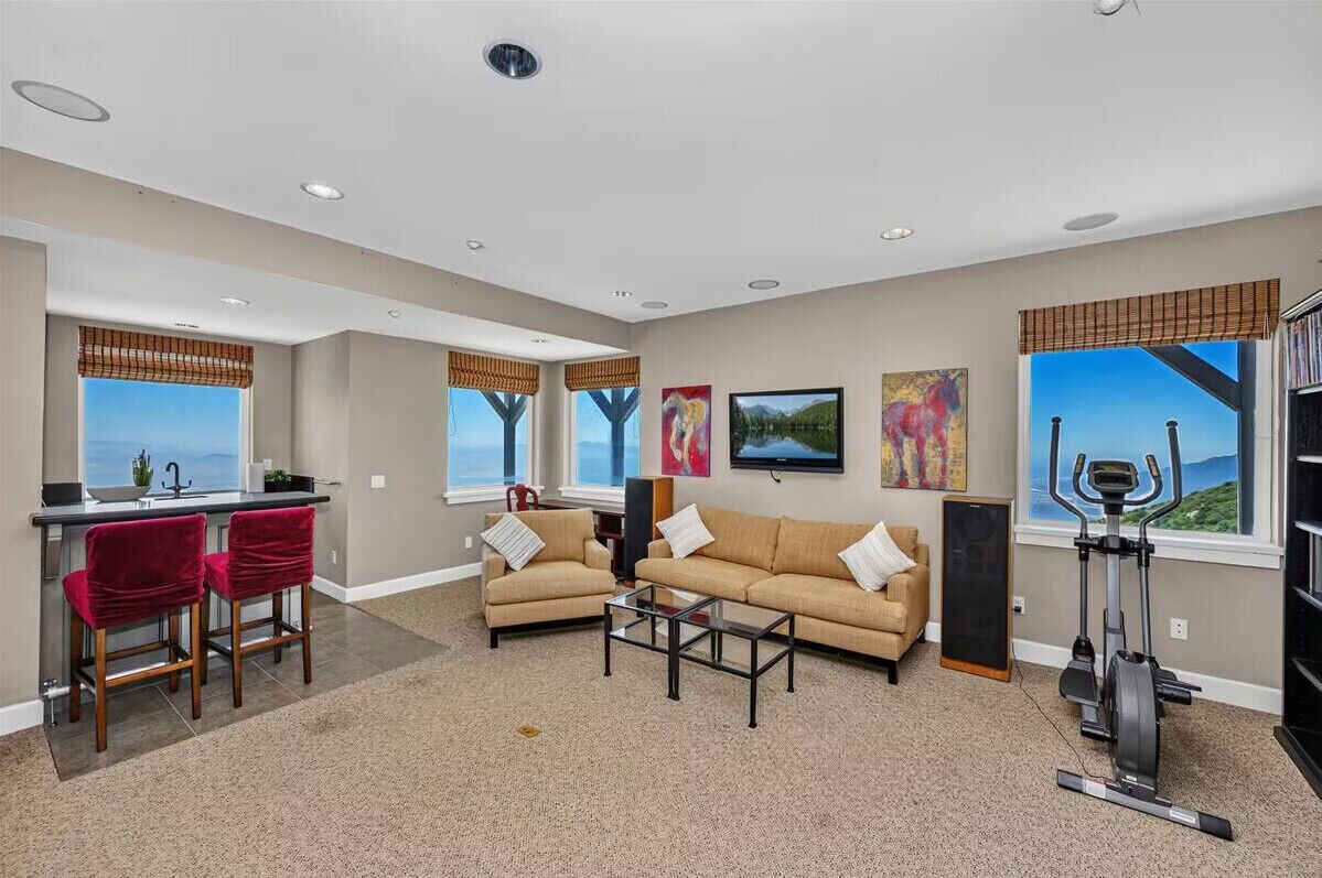 A Beautiful Spacious House On Summit - Fontana, CA