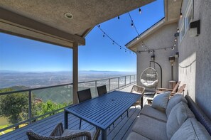 Outdoor dining - A beautiful spacious house on Summit (Crestline)