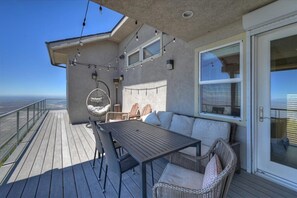 Outdoor dining - A beautiful spacious house on Summit (Crestline)