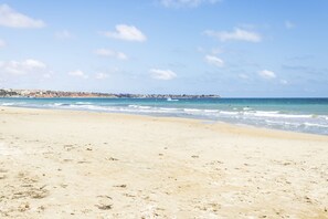 A beach with clear skies and calm waters. - Pink La Perla Apartment (Zenia, La)