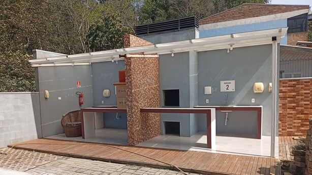 Zona d'estrebada amb un mostrador, un extintor i un senyal que indica la habitació número 2.