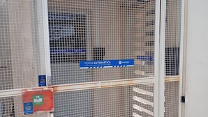 Una entrada tancada amb un senyal que indica una porta automàtica.