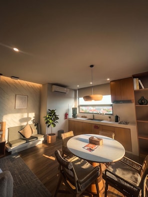 พรีเมียมอพาร์ทเมนท์, 2 ห้องนอน, ระเบียง, วิวสระว่ายน้ำ | ร้านอาหาร