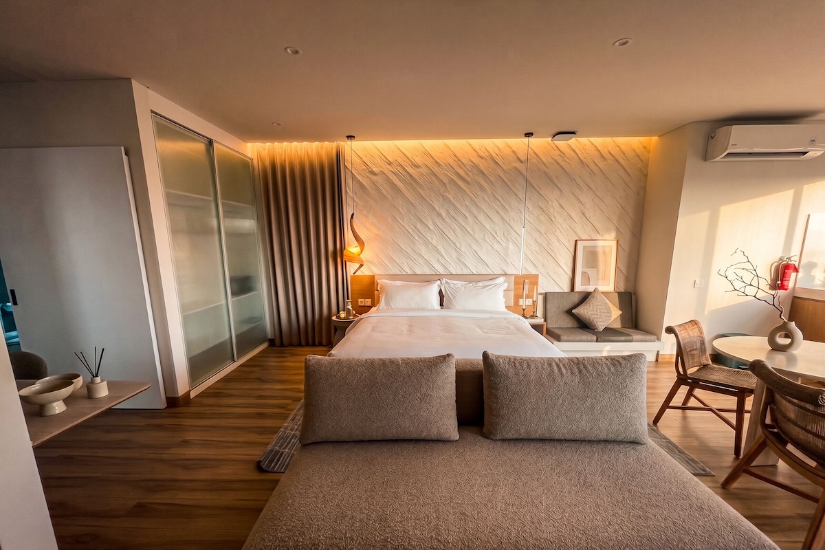 พรีเมียมอพาร์ทเมนท์, 2 ห้องนอน, ระเบียง, วิวสระว่ายน้ำ | โต๊ะทำงาน, พื้นที่ทำงานแบบใช้แล็ปท็อป, Wi-Fi ฟรี