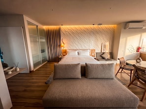 พรีเมียมอพาร์ทเมนท์, 2 ห้องนอน, ระเบียง, วิวสระว่ายน้ำ