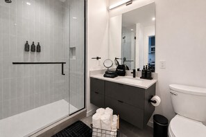 Bathroom - DT Atlanta King PH!/POOL/Walk to MBStadium/SFA/COSM/GWCC (Atlanta)
