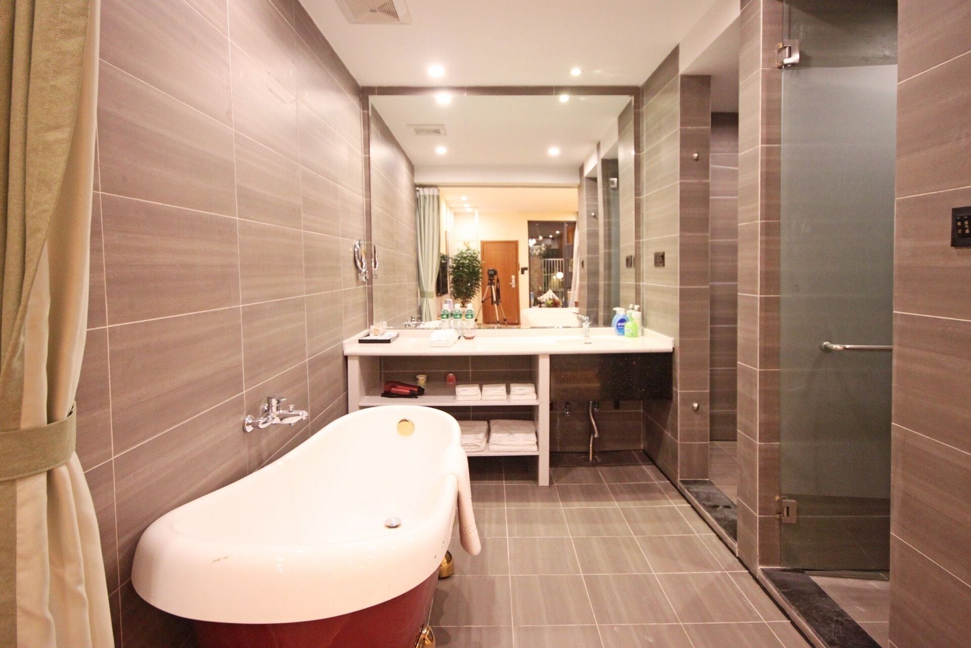 Un baño moderno con una bañera independiente, un tocador con espejo y una zona de ducha.