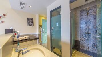 Classic Double Room, Balcony, Ocean View | Bathroom