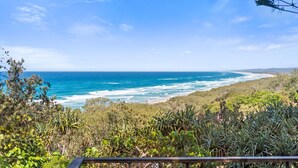 Un paisaje costero con vista al océano y vegetación de playa.