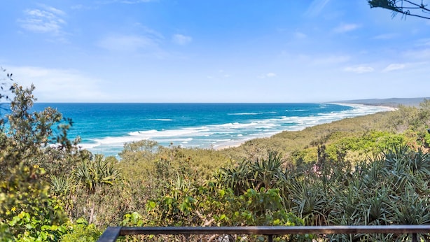 A coastal landscape with a view of the ocean and beach vegetation. - The Headland Chalets - Cabin 3 (Point Lookout)