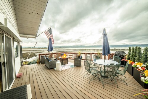 Adorable 3 bedroom waterfront cottage in beautiful Union for relaxing stays.
