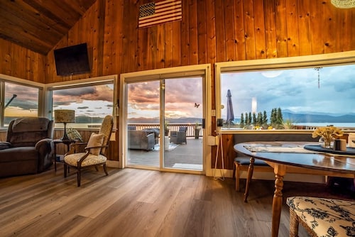 Relaxing 3 bedroom waterfront cottage in beautiful Union for relaxing stays.