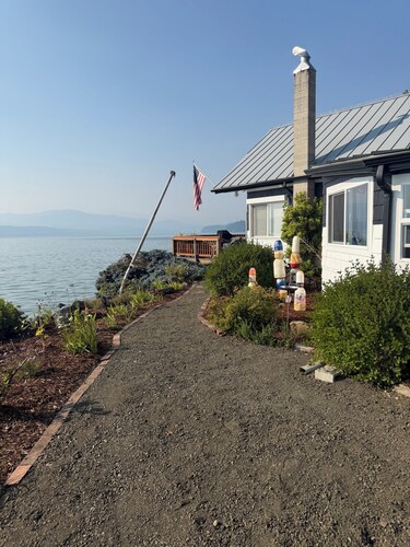 Adorable 3 bedroom waterfront cottage in beautiful Union for relaxing stays.