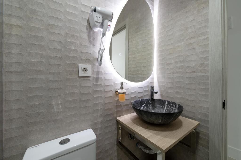 Deluxe Triple Room, City View | Bathroom