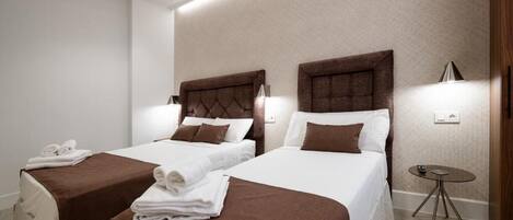 Deluxe Triple Room, City View | Soundproofing, WiFi (free)