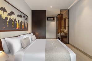 Un dormitorio moderno con una cama grande, una obra de arte en la pared y un armario empotrado.