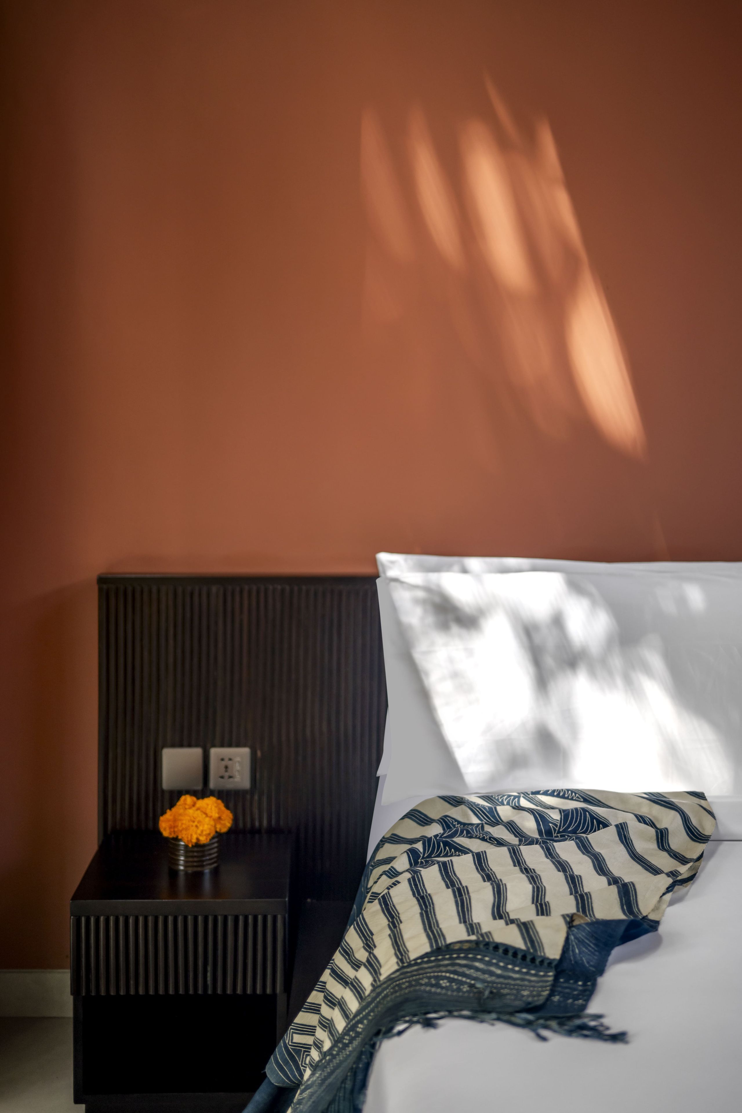 Un dormitorio con cama, mesita de noche y armario empotrado.